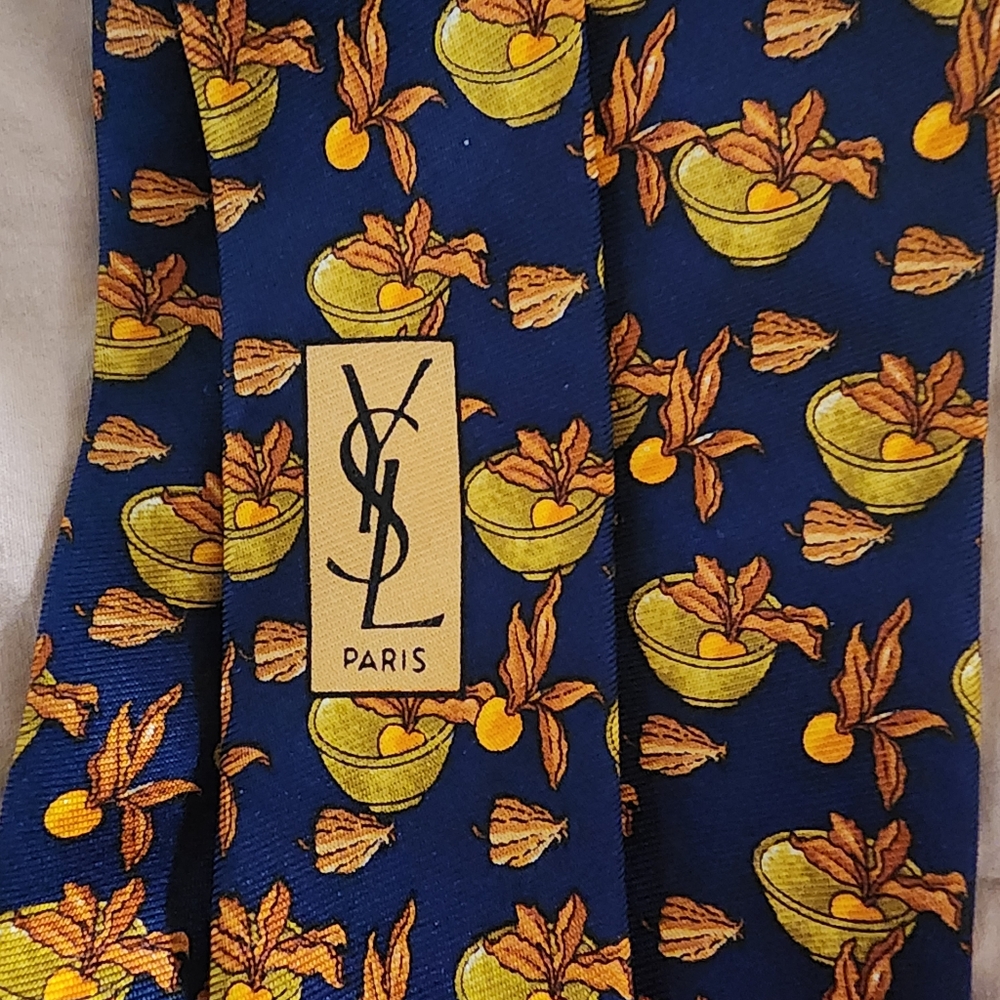 YVES SAINT LAURENT 100% SILK NECKTIE EXCELLENT LIKE NEW CONDITION